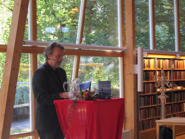 Kjell Johansson i biblioteket 2011.